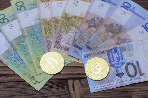crypto-monnaie, bitcoins, papier du rouble biélorusse. Pièces métalliques sont disposées sur un fond plat, gros plan d'en haut, crypto-monnaie de change
 - Photo, image