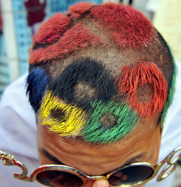 A Chinese man shows his haircut in shape of the five-ring Olympic emblem to show support for the Beijing 2008 Olympic Games in Beijing, China, 19 August 2008 - Фото, зображення