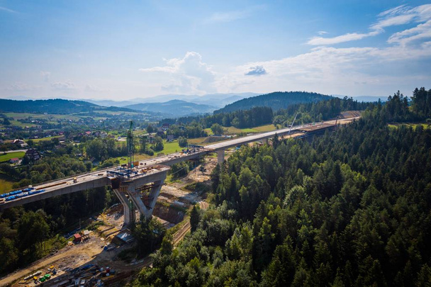 Antenni drone näkymä road bridge rakentamisessa
 - Valokuva, kuva