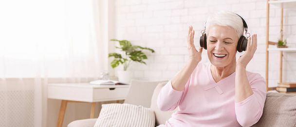 Seniorin hört ihre Lieblingsmusik - Foto, Bild