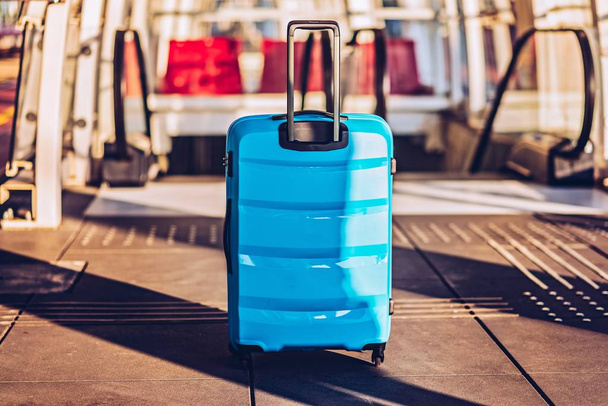 Синя багажна валіза на ескалаторі. Концепція подорожей
 - Фото, зображення