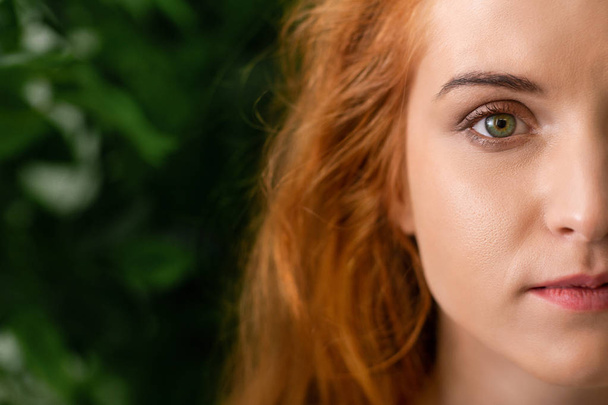 Kaunis nuori pisamainen vihreäsilmäinen nainen, jolla on punaiset hiukset
 - Valokuva, kuva