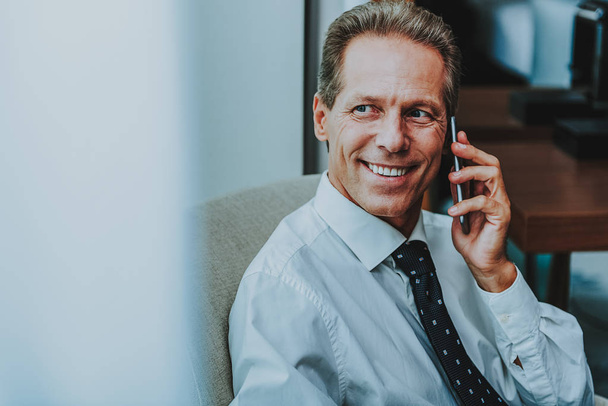 Close up of smiling mature businessman having phone talk - Foto, Bild