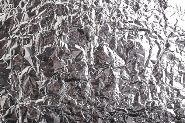Zilveren verfrommeld aluminiumfolie glanzende metalen textuur achtergrond inpakpapier voor behang-decoratie-element. Platina grijs metallic - Foto, afbeelding