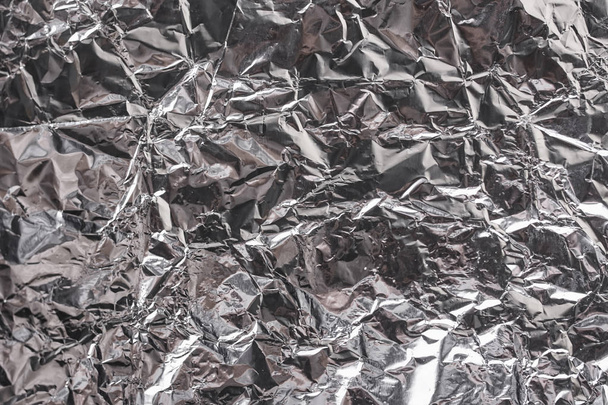 Srebrna folia zmięty błyszczący metal tekstury tła papieru do pakowania na element dekoracji tapeta. Metaliczny szary platynowy - Zdjęcie, obraz