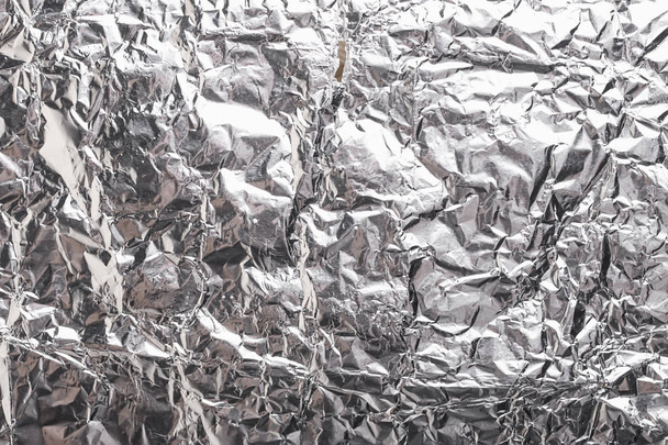 銀のしわくちゃ箔光沢のある金属のテクスチャ背景壁紙装飾要素の包み紙。プラチナの灰色の金属 - 写真・画像
