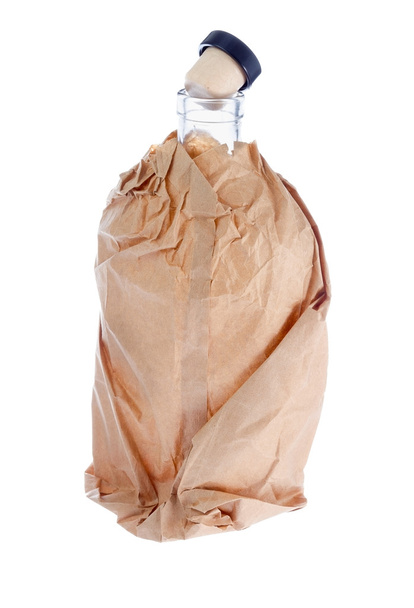 Botella abierta de alcohol en bolsa de papel
. - Foto, Imagen