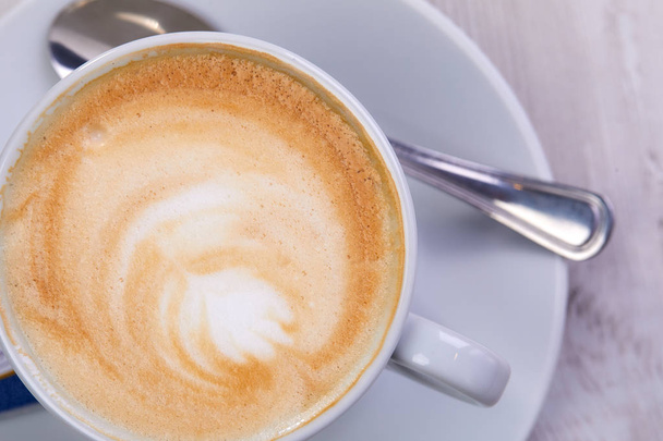 bílý šálek horké cappuccino, detail - Fotografie, Obrázek