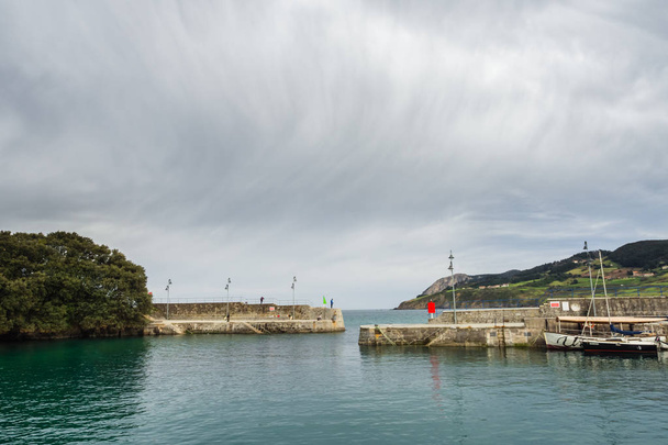 Vista do porto da aldeia de Mundaca em Vizcaya em um dia nublado, Espanha
 - Foto, Imagem