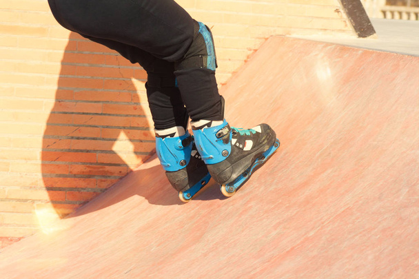 Rolschaatsen voeten close-up in skatepark. Extreme sporten. - Foto, afbeelding