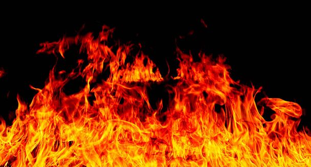 Borrosa Textura brillante de tormenta de fuego rojo y naranja sobre fondo negro (fuego real), disparo de chispas de fuego voladoras
 - Foto, Imagen