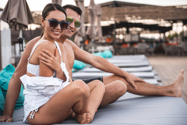 Pretty couple posing on the beach terrace and smiling - Φωτογραφία, εικόνα