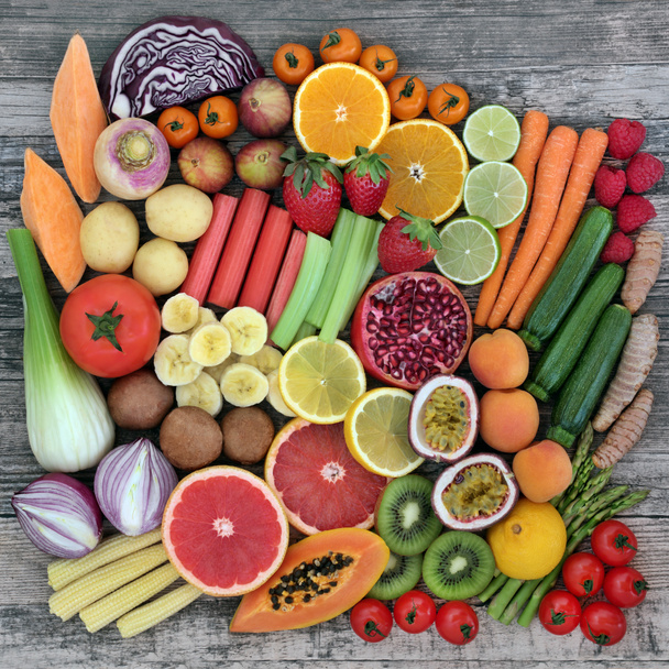 Diyet taze sebze ve meyve sağlık gıda yüksek diyet lifi, antioksidanlar, vitaminler ve mineraller ile süper yiyecek seçimi. Rustik ahşap zemin üzerine Üstten Görünüm. - Fotoğraf, Görsel