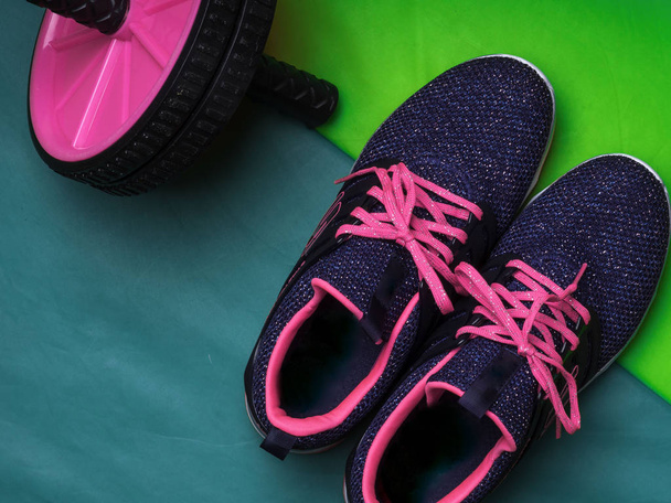 sneakers on green mat background. Fitness background. Main sport trend concept. - Foto, Bild
