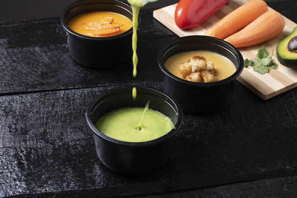 zuppe vegane per la salute, zucca, avacado e crema di piselli. Pasto pronto da mangiare, da vicino - Foto, immagini