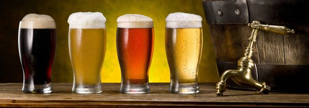 Bicchieri di birra e botte di birra sul tavolo di legno. Birreria artigianale
. - Foto, immagini