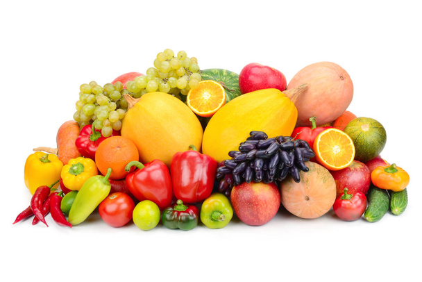 Frutas y verduras aisladas sobre un fondo blanco. Alimento saludable. - Foto, imagen