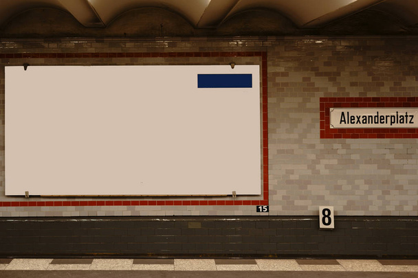 Stazione della metropolitana Alexanderplatz / Un mezzo pubblicitario vuoto incorniciato da piastrelle nostalgiche sul muro della stazione della metropolitana Berlin Alexanderplatz
 - Foto, immagini