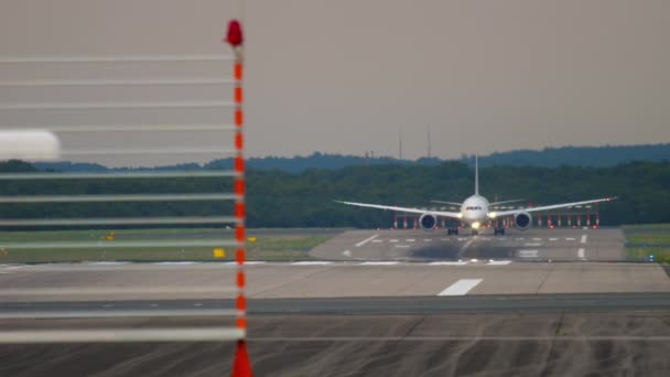 Repülőgép Widebody felgyorsítása és az indulás. Düsseldorfi nemzetközi repülőtér - Felvétel, videó