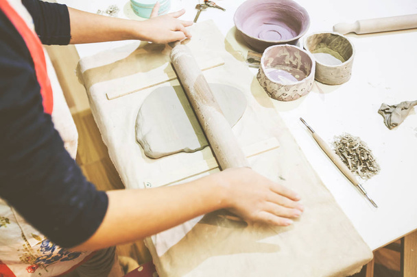 Małe ręce artysty pracujące z gliną w warsztacie garncarskim - Zdjęcie, obraz