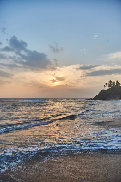 atemberaubende Aussicht auf den Indischen Ozean bei Sonnenuntergang. - Foto, Bild