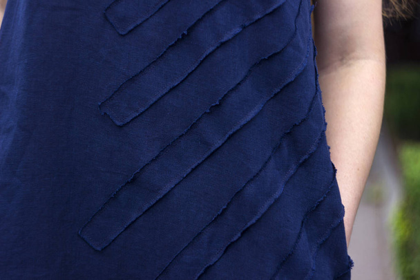 Nuori nainen tummansininen pellava mekko kädestä taskut, kesä, muoti
 - Valokuva, kuva