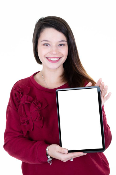 niedliches Mädchen zeigt einen leeren PC-Tablet-Computerbildschirm isoliert - Foto, Bild