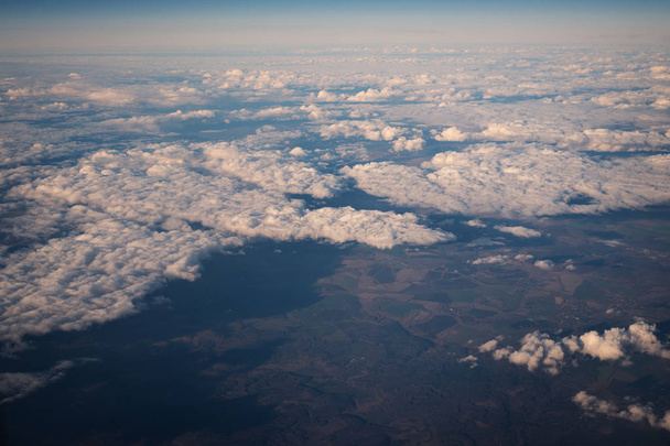  flauschige Wolken und ihre Schatten auf Mosaik-Landschaft Luftaufnahme - Foto, Bild