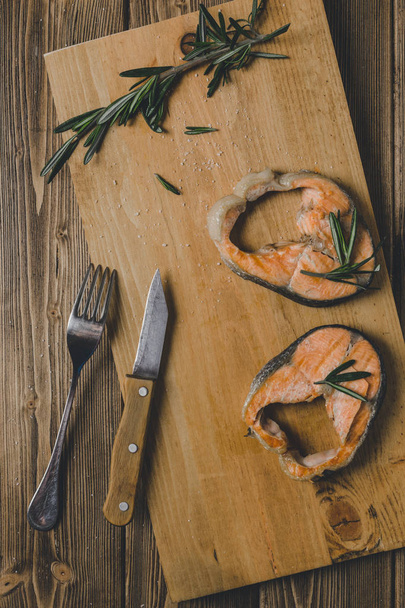лососевий стейк з помідорами руколи та розмарином
 - Фото, зображення