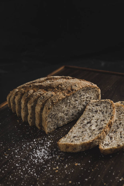 灰色の穀物のパンをスライス - 写真・画像