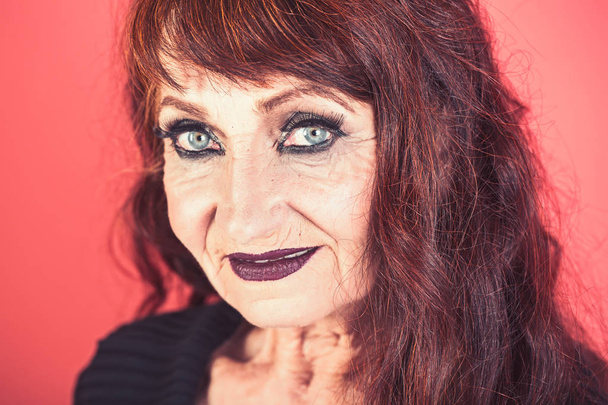 Elderly woman with dark hair, deep wrinkles - Foto, Imagem