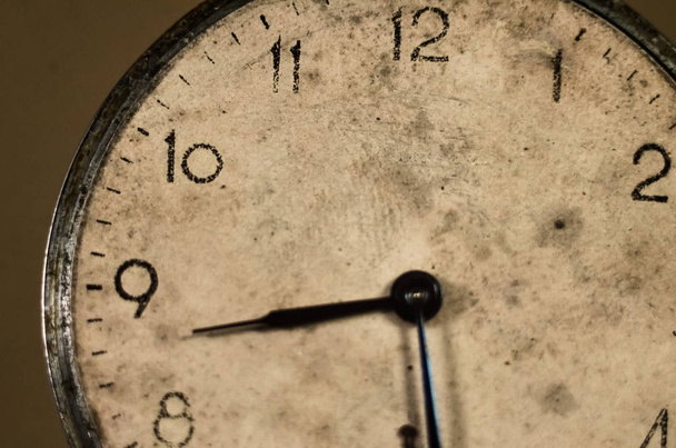 старий антикварний кишеньковий годинник з пофарбованим циферблатом на старовинному гранжевому фоні. Руки вказують час 8:30. Вибірковий фокус
. - Фото, зображення