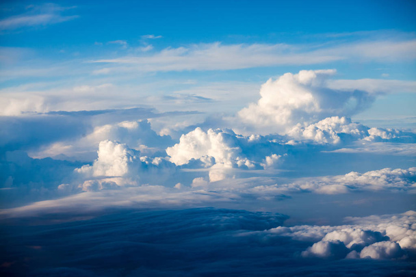 美しい、ドラマチックな雲と飛行機から見た空。高解像度と品質 - 写真・画像