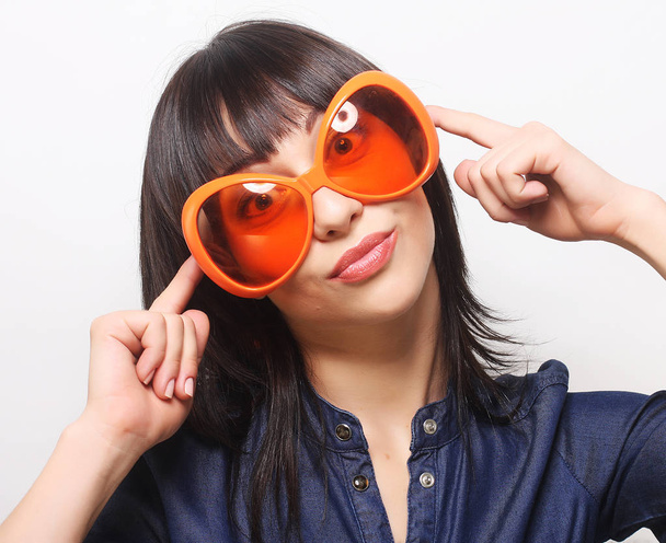 młoda kobieta szczęśliwa z duże okulary pomarańczowy - Zdjęcie, obraz