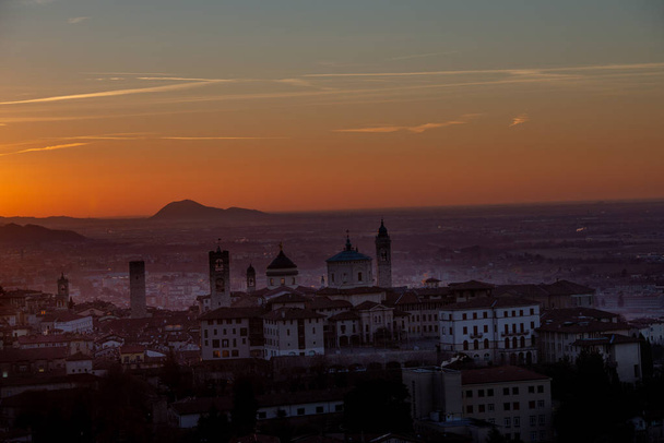 Бергамо, skyline на світанку - Фото, зображення