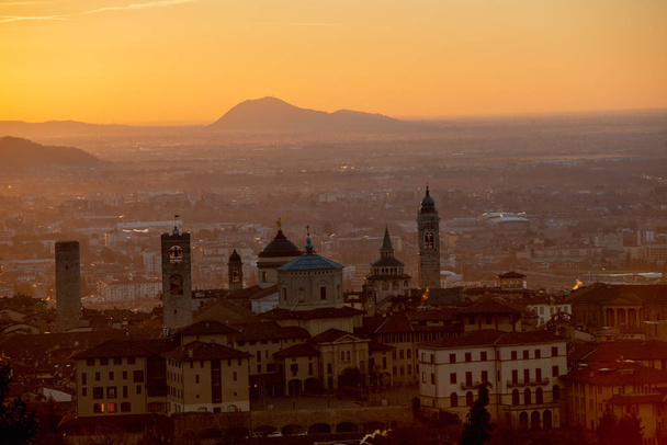 Бергамо, skyline на світанку - Фото, зображення