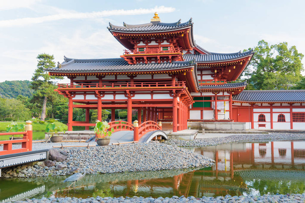Ο Μπιόντο-in (Μέγαρο φοίνικα) είναι ένας βουδιστικός ναός στην πόλη Uji του νομού Κιότο, στην Ιαπωνία, που χτίστηκε στα τέλη της περιόδου Heian. Είναι από κοινού ναός των αιρέσεων Jodo-Shu και Τενάι-σού. - Φωτογραφία, εικόνα