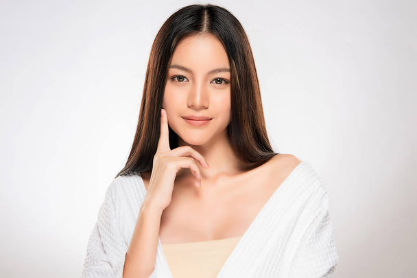 Mooie jonge aziatische vrouw met schone frisse huid look. Schoonheidsmeisje gezichtsverzorging. Gezichtsbehandeling. Cosmetologie, schoonheid en spa. - Foto, afbeelding