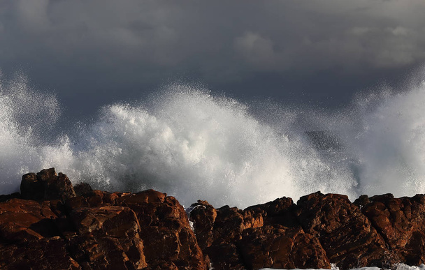 強大な波別の後に 1 つの岩の多い海岸線を打ったとき、ヨハネスブルグ (南アフリカ共和国) のパント死ぬで満潮が非常に美しいすることができます。. - 写真・画像
