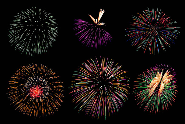 Tűzijáték gyűjtemény és gyönyörű sok tűzijáték, tűzijáték világít az égen, Újévi ünnepi tűzijáték, Állítsa be a színes tűzijáték fény a fekete háttér. - Fotó, kép