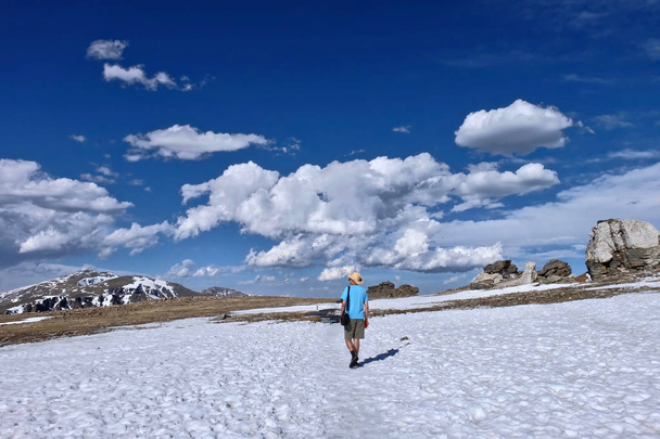 Randonnée pédestre dans le parc national des Rocheuses au Colorado. Homme randonnée à Longs Peak de Ridge Road. Denver. CO. États-Unis
. - Photo, image