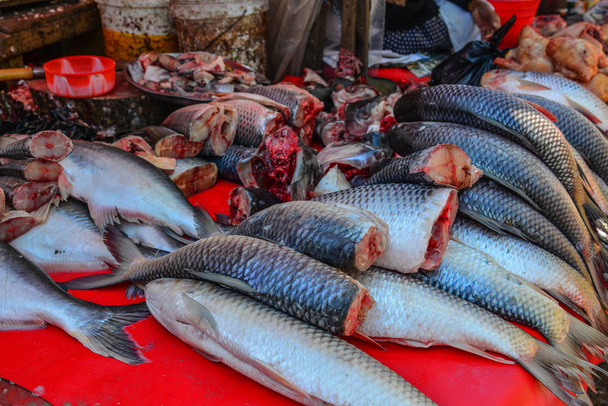 Čerstvé ryby na prodej na místním trhu Taunggyi, Myanmar. - Fotografie, Obrázek