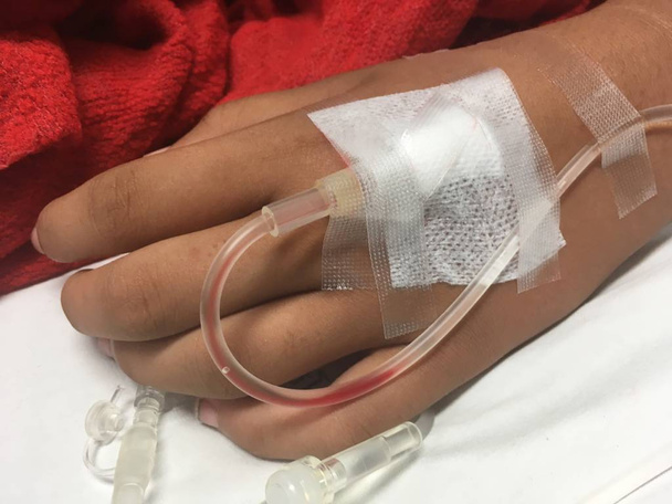 zbliżenie dłoni pacjenta na szpitalnym łóżku - Zdjęcie, obraz