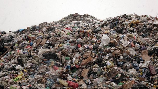 Müllhalde. Umweltkatastrophe. Aufbereitung und Lagerung von Abfällen zur weiteren Entsorgung. - Foto, Bild