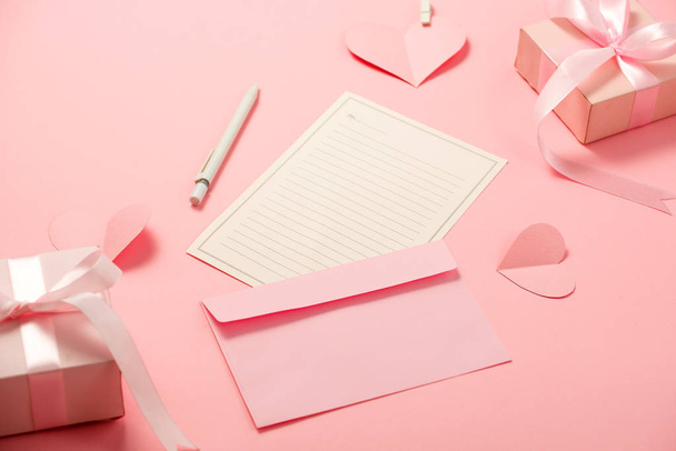 Вітальна листівка жіночого дня, конверт з прикрасою ручної роботи у формі серця. любовний лист, сюрприз, концепція святкування
 - Фото, зображення