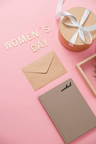 Naisten päivä konsepti, onnellinen naistenpäivä, kansainvälinen naistenpäivä. Naisten päivä tekstiä puinen, vaaleanpunainen lahja kuvakehys koralli tausta
 - Valokuva, kuva