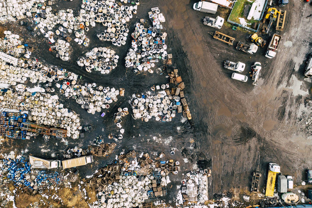 ΧΥΤΑ για την αποθήκευση αποβλήτων. Θέα από ψηλά. Εναέρια άποψη υπαίθρια σκουπίδια. Ρύπανση του περιβάλλοντος. - Φωτογραφία, εικόνα