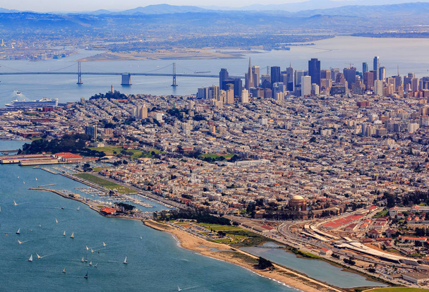 Letecký pohled na downtown San Francisco a finanční čtvrti sky škrabky s Marina district a nábřeží v popředí, - Fotografie, Obrázek