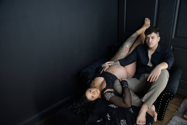 Couples pregnant wife in black - Foto, Imagem