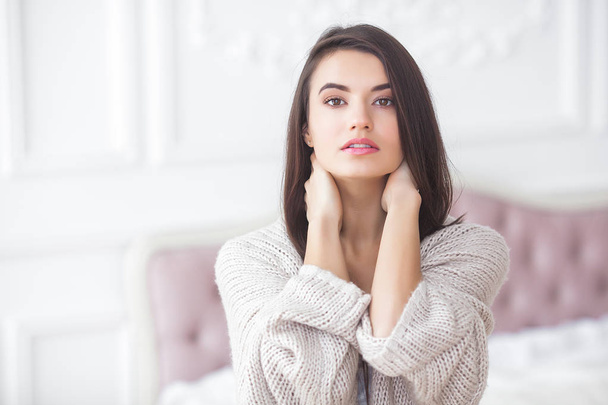 Young attractive woman indoors. Girl on neutral background. Happy woman. Female in the bedroom at home. Close up portrait of beautiful lady. - Foto, Bild